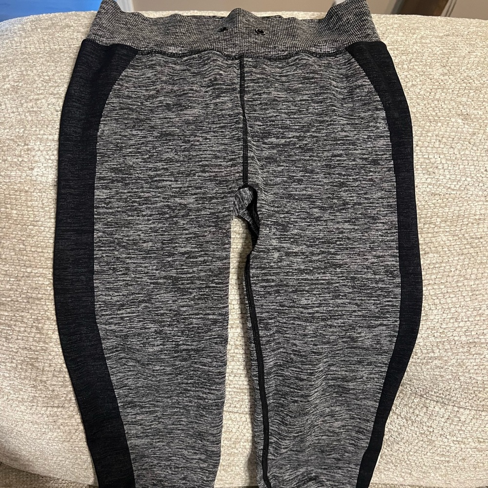 PINK Victoria's Secret Charcoal and black leggings. Women’s, size medium